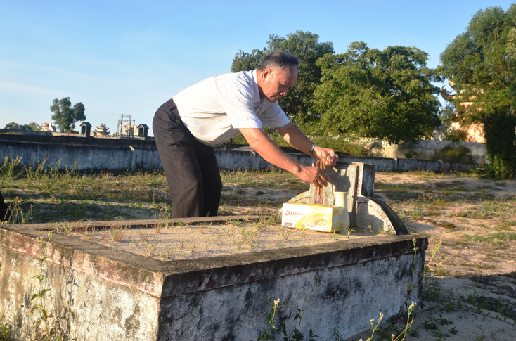 Tác giả bài viết dâng hương tại phần mộ Nguyễn Phạm Tuân.