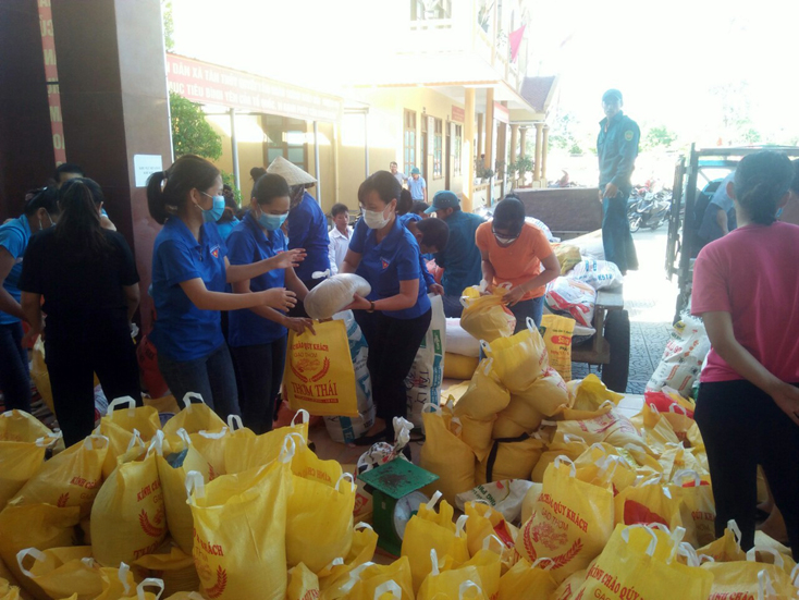 Người dân xã Tân Thủy (huyện Lệ Thủy) quyên góp lương thực, thực phẩm tặng đồng bào T.P Hồ Chí Minh. 