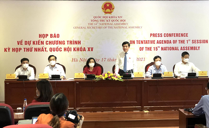 Đồng chí Bùi Văn Cường, Ủy viên Trung ương Đảng, Tổng Thư ký, Chủ nhiệm Văn phòng Quốc hội cung cấp thông tin cho báo chí tại cuộc họp báo.