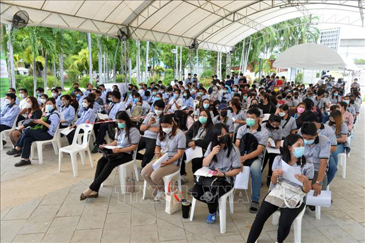 Người dân xếp hàng chờ xét nghiệm COVID-19 tại Bangkok, Thái Lan, ngày 9-7-2021. Ảnh: THX/TTXVN