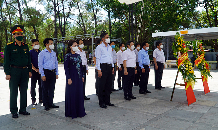 Đoàn đại biểu tỉnh dâng hương tại Nghĩa trang liệt sỹ Quốc tế Trường Sơn.