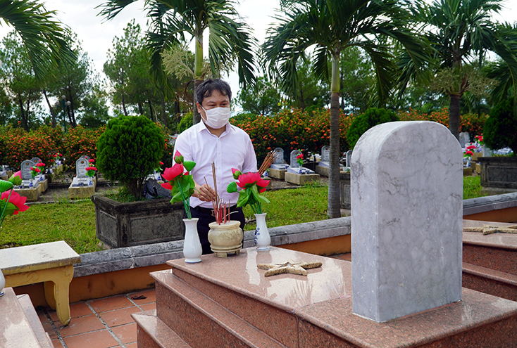 Các đồng chí lãnh đạo tỉnh thắp hương lên các phần mộ liệt sỹ tại Nghĩa trang liệt sỹ Quốc tế Trường Sơn.
