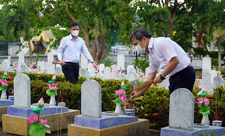 Các đồng chí lãnh đạo tỉnh thắp hương  tại Nghĩa trang liệt sỹ Đường 9.