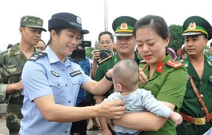 Lực lượng chức năng Việt Nam tiếp nhận em bé bị bán sang Trung Quốc. Ảnh (tư liệu): Nguyễn Hoàng/TTXVN