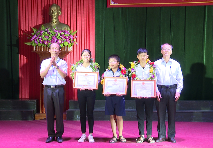 Những năm qua, công tác khen thưởng cho học sinh đạt thành tích cao trong các kỳ thi học sinh giỏi luôn được Hội Khuyến học huyện Tuyên Hóa chú trọng.