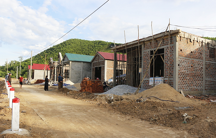 Nhiều hộ gia đình ở KTĐC thôn Đạm Thủy 1 (xã Thạch Hóa) đổ mái bằng và lợp mái tôn để có chỗ cư trú tránh lũ, mỗi khi bị ngập.