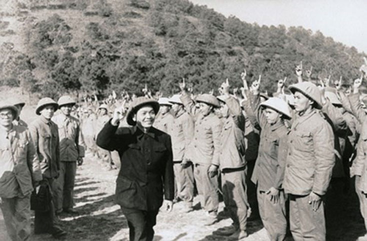 Đại tướng Võ Nguyên Giáp thăm đơn vị bộ đội thời chống Pháp. (Ảnh tư liệu)