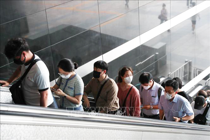 Người dân đeo khẩu trang phòng dịch COVID-19 tại Seoul, Hàn Quốc, ngày 8-7-2021. Ảnh: THX/ TTXVN