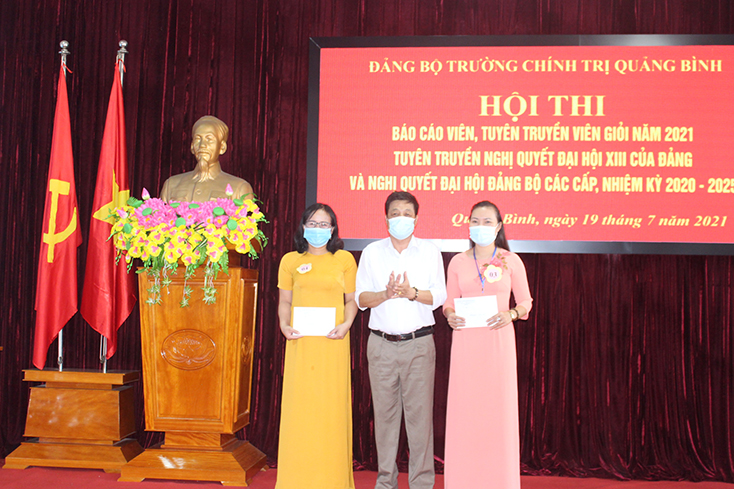 Lãnh đạo Trường Chính trị tỉnh trao giải cho các thí sinh đạt giải nhì.