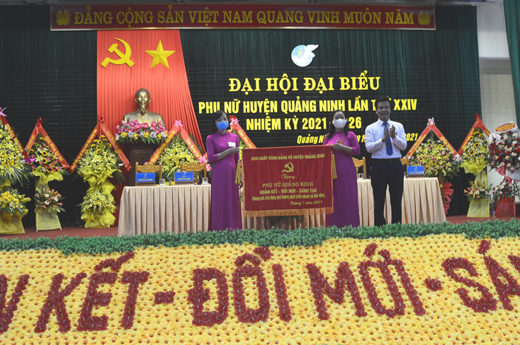 Đồng chí Trần Quốc Tuấn, Tỉnh ủy viên, Bí thư Huyện ủy Quảng Ninh trao bức trướng chúc mừng Đại hội.
