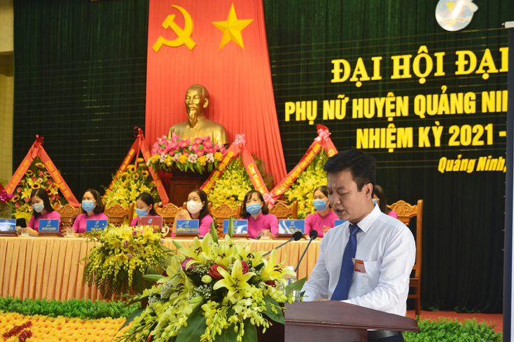 Đồng chí Trần Quốc Tuấn, Tỉnh ủy viên, Bí thư Huyện ủy Quảng Ninh phát biểu tại đại hội.