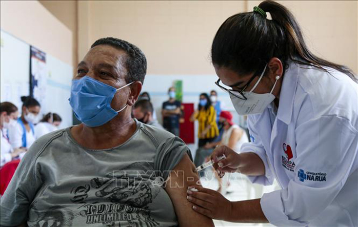 Người dân được tiêm vaccine ngừa COVID-19 tại Sao Paulo, Brazil ngày 30-3-2021. Ảnh: AFP/TTXVN