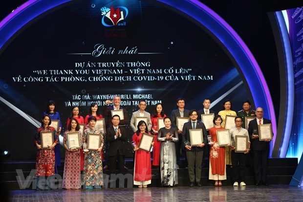 Các tác giả đoạt giải A Giải thưởng thông tin đối ngoại toàn quốc lần thứ Sáu. (Nguồn: Vietnam+)