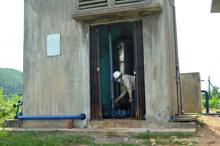 Công nhân nhà máy nước đang vận hành hệ thống cấp nước sinh hoạt cho bà con xã Phong Hóa (Tuyên Hóa).