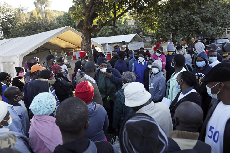 Người dân ở Harare, Zimbabwe bối rối khi bị từ chối tại một bệnh viện khi muốn được tiêm vaccine COVID-19. Ảnh: AP