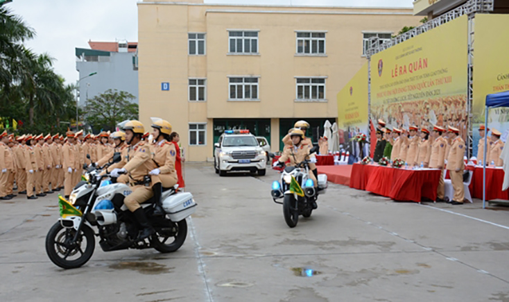 Lực lượng Cảnh sát giao thông ra quân thực hiện đợt cao điểm bảo đảm trật tự an toàn giao thông, cuối năm 2020. Ảnh: HÀ KHÁNH 