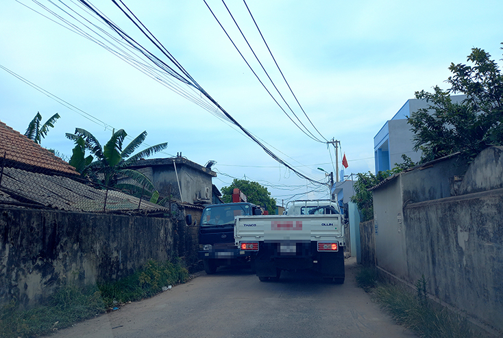 Hai xe ô tô tránh nhau trên đường Vạn Hạnh (phường Đức Ninh Đông).