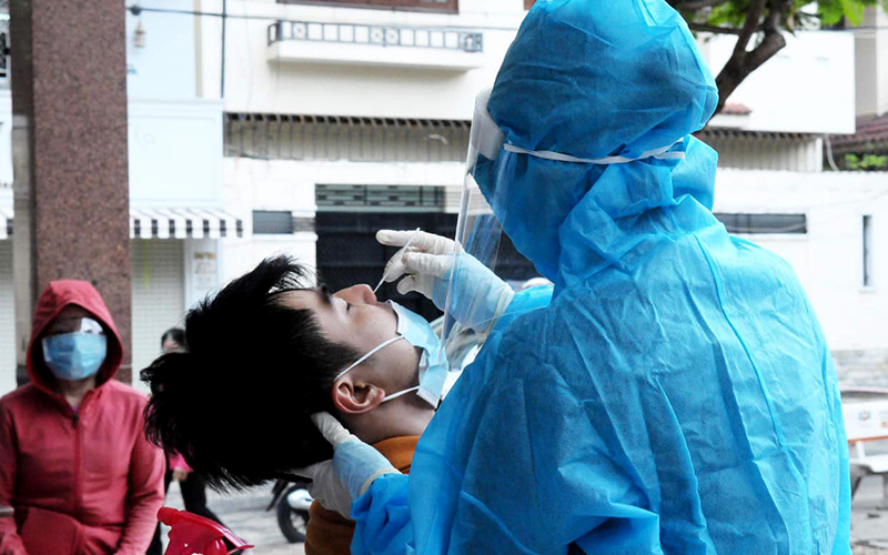  Sinh viên Trường đại học Kỹ thuật y tế Hải Dương lấy mẫu xét nghiệm cho người dân tại TP Hồ Chí Minh. Ảnh: DIỄM HẰNG 
