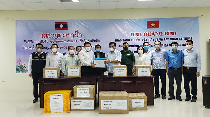 Đồng chí Phó Chủ tịch Thường trực UBND tỉnh Đoàn Ngọc Lâm trao tặng vắc xin, vật tư y tế phòng, chống dịch VDNC cho tỉnh Khăm Muộn, Lào.