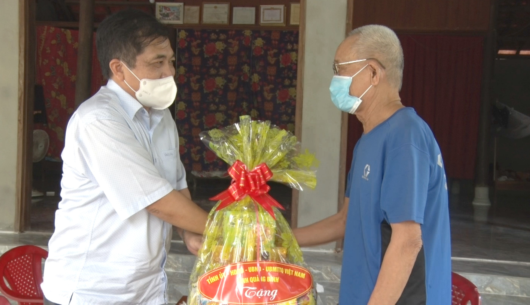 Đồng chí Đoàn Ngọc Lâm, Ủy viên Ban Thường vụ Tỉnh ủy, Phó Chủ tịch Thường trực UBND tỉnh thăm, tặng quà thương binh Đinh Minh Dương.