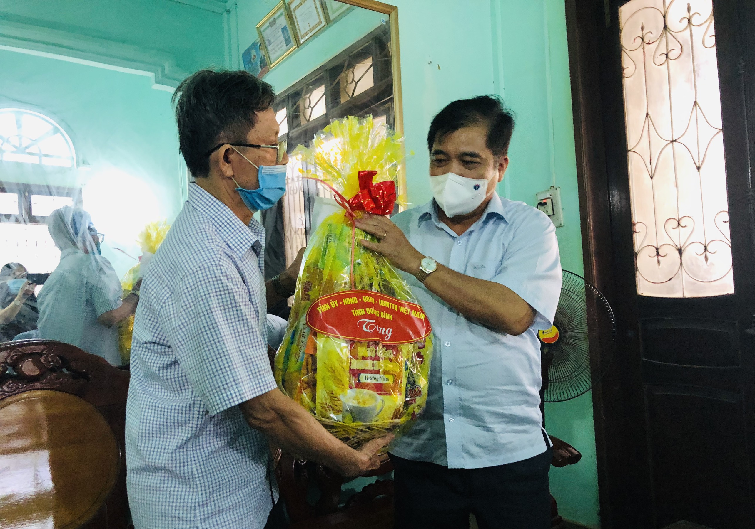 Đồng chí Đoàn Ngọc Lâm, Ủy viên Ban Thường vụ Tỉnh ủy, Phó Chủ tịch Thường trực UBND tỉnh thăm, tặng quà thương binh Đinh Quốc Việt.