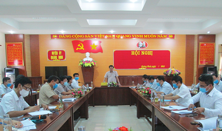 Đồng chí Trưởng ban Tổ chức Tỉnh ủy Trần Vũ Khiêm phát biểu tại buổi làm việc. 