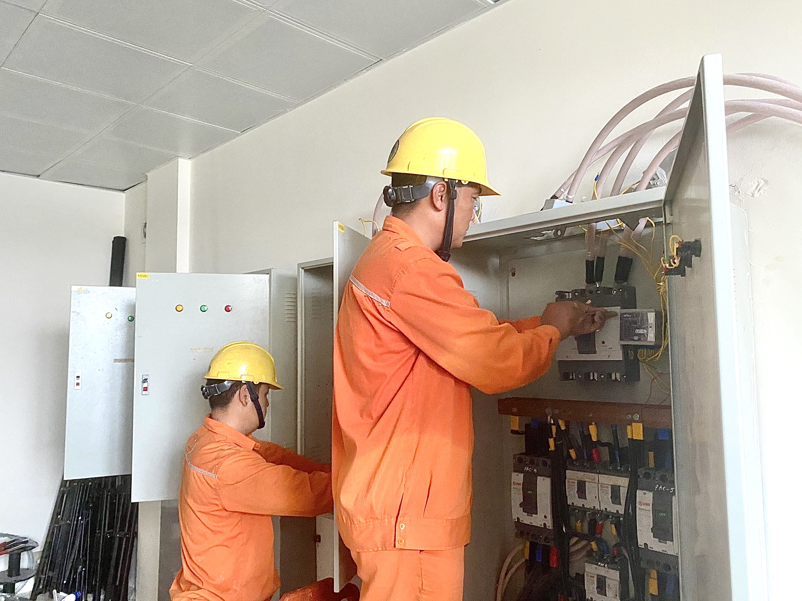 Công nhân PC Quảng Bình kiểm tra hệ thống máy biến áp bảo đảm cung ứng điện mùa nắng nóng.