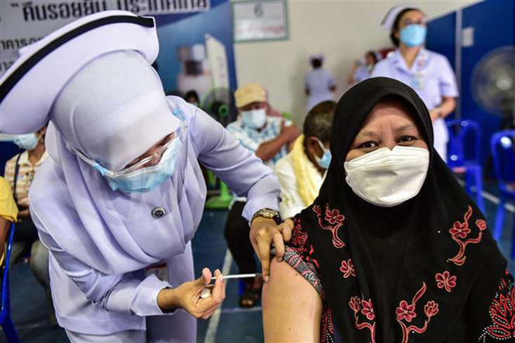 Một số nghiên cứu đã chỉ ra rằng những người bị nhiễm COVID-19 sau khi tiêm chủng sẽ có lượng virus thấp hơn nhiều so với những người không được tiêm chủng, làm giảm nguy cơ truyền virus cho người khác. Trong ảnh, tiêm phòng COVID-19 cho người dân ở Jakarta, Indonesia. Ảnh: AFP/TTXVN