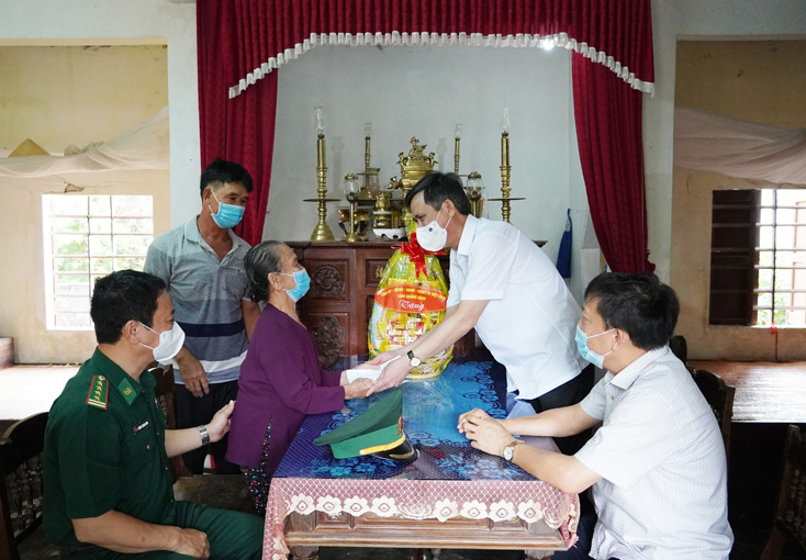 Đồng chí Chủ tịch UBND tỉnh Trần Thắng tặng quà cho bà Đào Thị Thương-vợ liệt sỹ.  