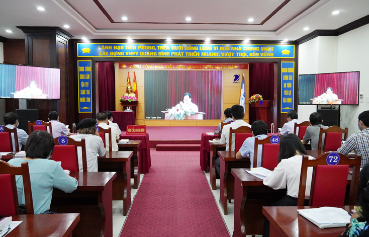 Hội nghị tại điểm cầu tỉnh Quảng Bình bảo đảm giãn cách để phòng chống dịch Covid-19.