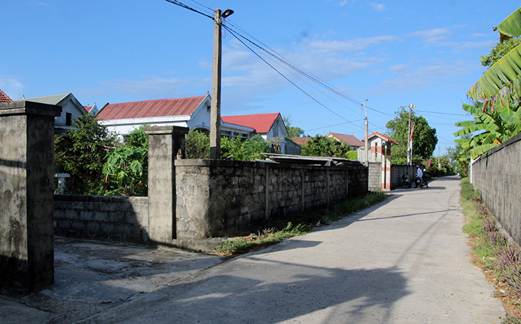 Hàng rào trước nhà ông Hà Văn Thái không xây lấn chiếm đường nội thôn Lệ Kỳ 3.