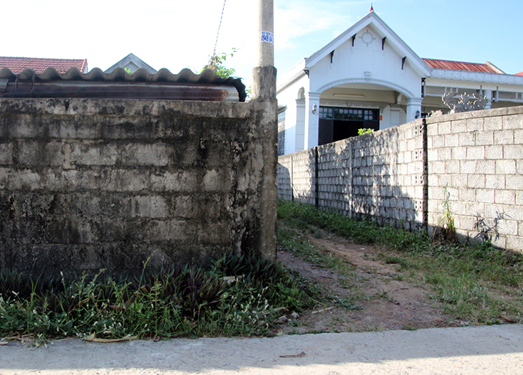 Đoạn hàng rào gấp khúc hình vuông của nhà ông Thái, nơi giao cắt đường nội thôn với lối dẫn vào nhà ông Vũ đang được chính quyền xã Vĩnh Ninh vận động ông Thái khắc phục.