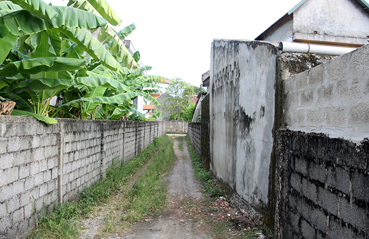 Tường rào (có chuồng lợn phía trong), phía trên là ống thu gom nước mưa của nhà ông Thái không lấn ra đường giao thông, và khó có thể gây ngập lụt.