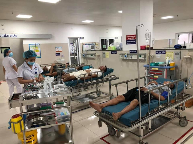 4 bệnh nhân đang được cấp cứu tại bệnh viện.
