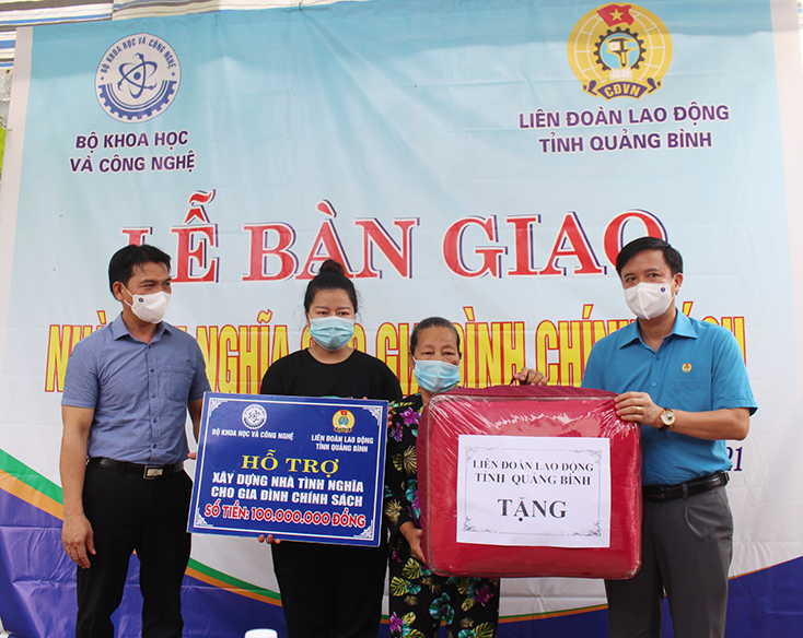 Đại diện lãnh đạo LĐLĐ tỉnh và Sở KHCN trao tiền hỗ trợ và quà cho gia đình bà Dương Thị Chiến (xã Tân Ninh, huyện Quảng Ninh).