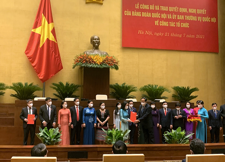 Phó Chủ tịch Quốc hội Trần Quang Phương trao quyết định Phó Trưởng đoàn  ĐBQH chuyên trách khóa XV tỉnh Quảng Bình, nhiệm kỳ 2021-2026 cho đồng chí Nguyễn Minh Tâm.
