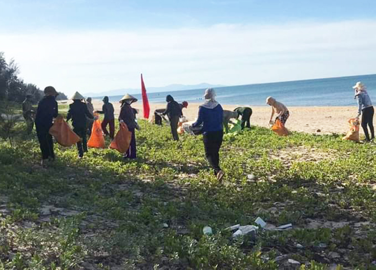 Hội viên, phụ nữ duy trì dọn vệ sinh môi trường ở khu vực bãi biển Quang Phú.
