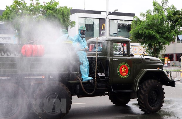 Lực lượng vũ trang Quân khu 7 tham gia công tác khử khuẩn, tẩy trùng khu dân cư. (Ảnh: TTXVN phát)