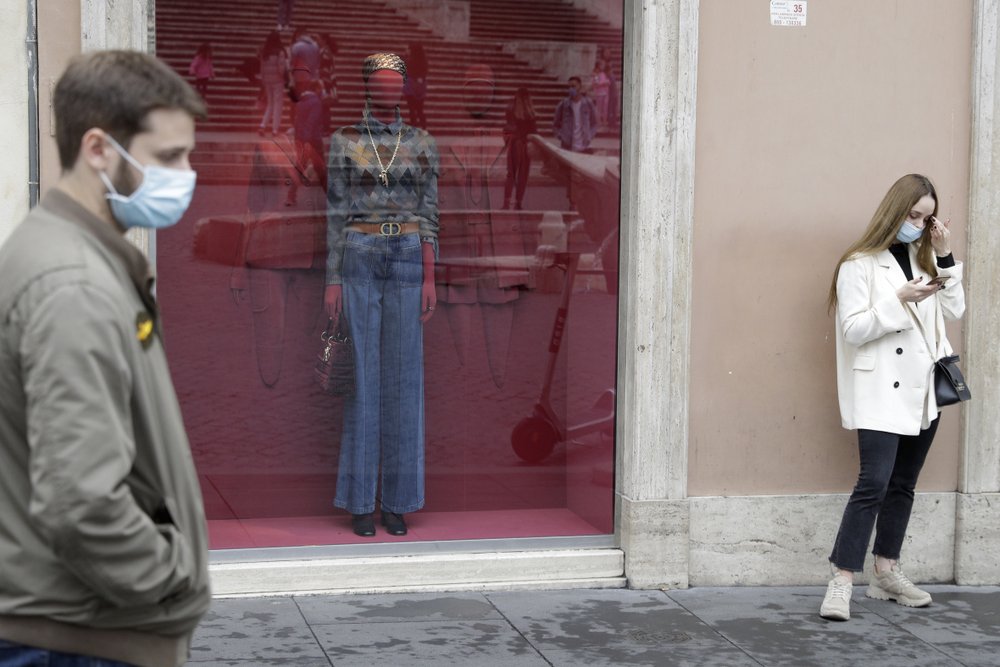  Người dân đeo khẩu trang trên đường phố Italy. Ảnh: AP