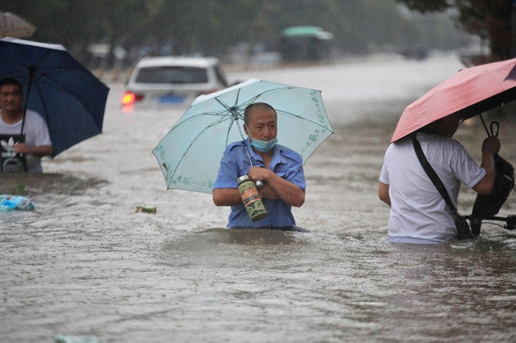 Mưa lớn gây ra lũ lụt kỉ lục ở thành phố Trịnh Châu, tỉnh Hà Nam. Ảnh: Reuters