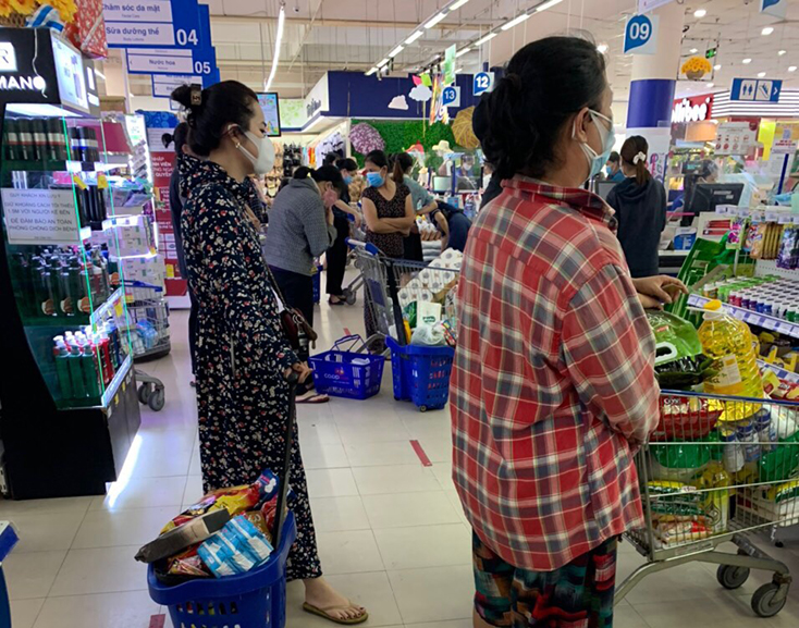 Tại siêu thị Co.opmart Quảng Bình, khách đến mua các mặt hàng thực phẩm khô và đồ dùng thiết yếu.