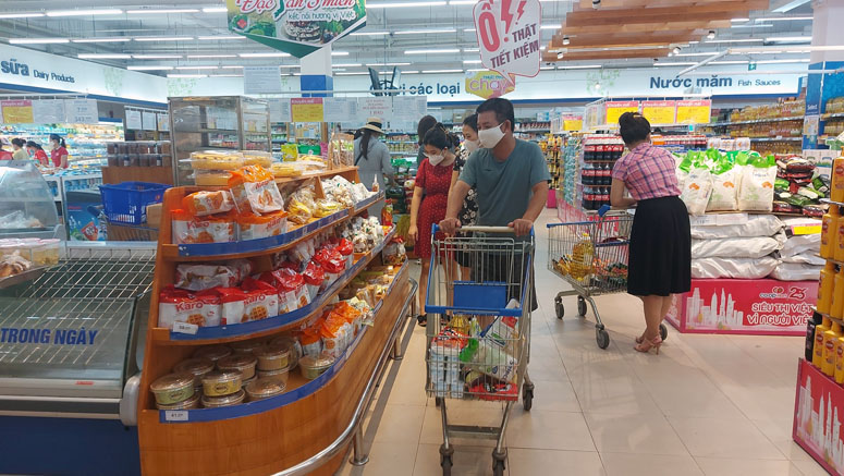 Tại siêu thị CO.opmart, người dân tập trung mua sắm đông gấp 3 ngày thường trong những ngày gần đây.