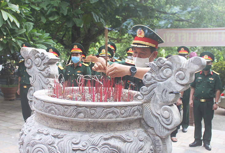 Thượng tướng Võ Minh Lương và Đoàn công tác dâng hương, dâng hoa tưởng nhớ các anh hùng liệt sĩ tại Hang Tám Cô.