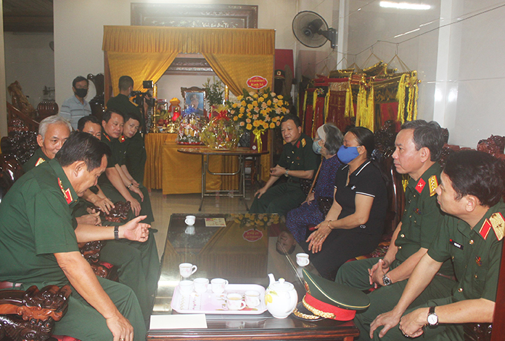 Thượng tướng Võ Minh Lương và Đoàn công tác thăm hỏi gia Thiếu tướng, Liệt sĩ Nguyễn Văn Man, nguyên Phó Tư lệnh Quân khu 4.