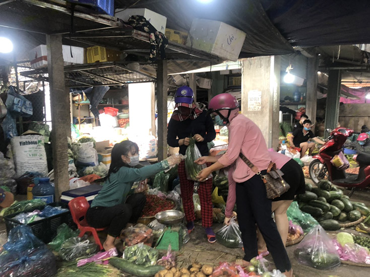 Thị xã Ba Đồn kiên quyết không để khan hiếm hàng hóa, lương thực, thực phẩm thiết yếu trên thị trường, bảo đảm phục vụ đời sống, sản xuất của nhân dân trong mọi tình huống.