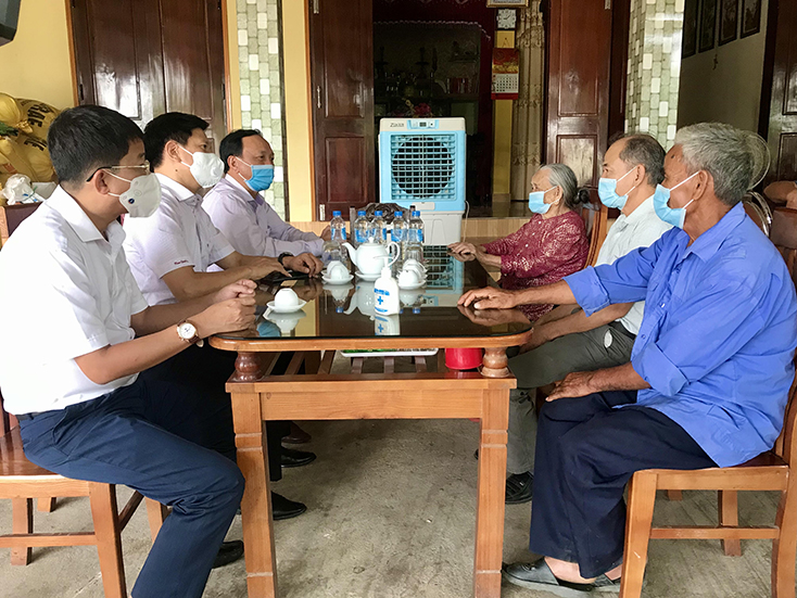 Đồng chí Phó Bí thư Thường trực Tỉnh ủy Trần Hải Châu thăm hỏi sức khỏe và tình hình đời sống mẹ VNAH Đinh Thị Sở. 