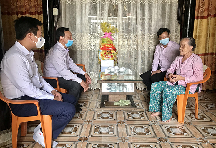 Đồng chí Phó Bí thư Thường trực Tỉnh ủy Trần Hải Châu ghi nhận, đánh giá cao những hy sinh của VNAH Nguyễn Thị Tôi.
