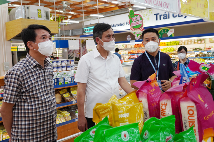 Đồng chí Chủ tịch UBND tỉnh Trần Thắng kiểm tra tình hình cung ứng các mặt hàng thiết yếu phục vụ nhân dân tại Siêu thị Co.op Mart Quảng Bình.