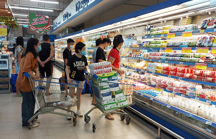 Hàng hoá thiết yếu tại các siêu thị trong tỉnh luôn bảo đảm phục vụ nhu cầu của người dân.