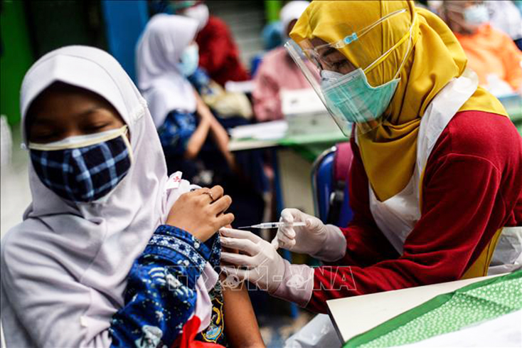 Nhân viên y tế tiêm vaccine ngừa COVID-19 cho người dân tại Tangerang, Indonesia, ngày 22-7-2021. Ảnh: THX/TTXVN